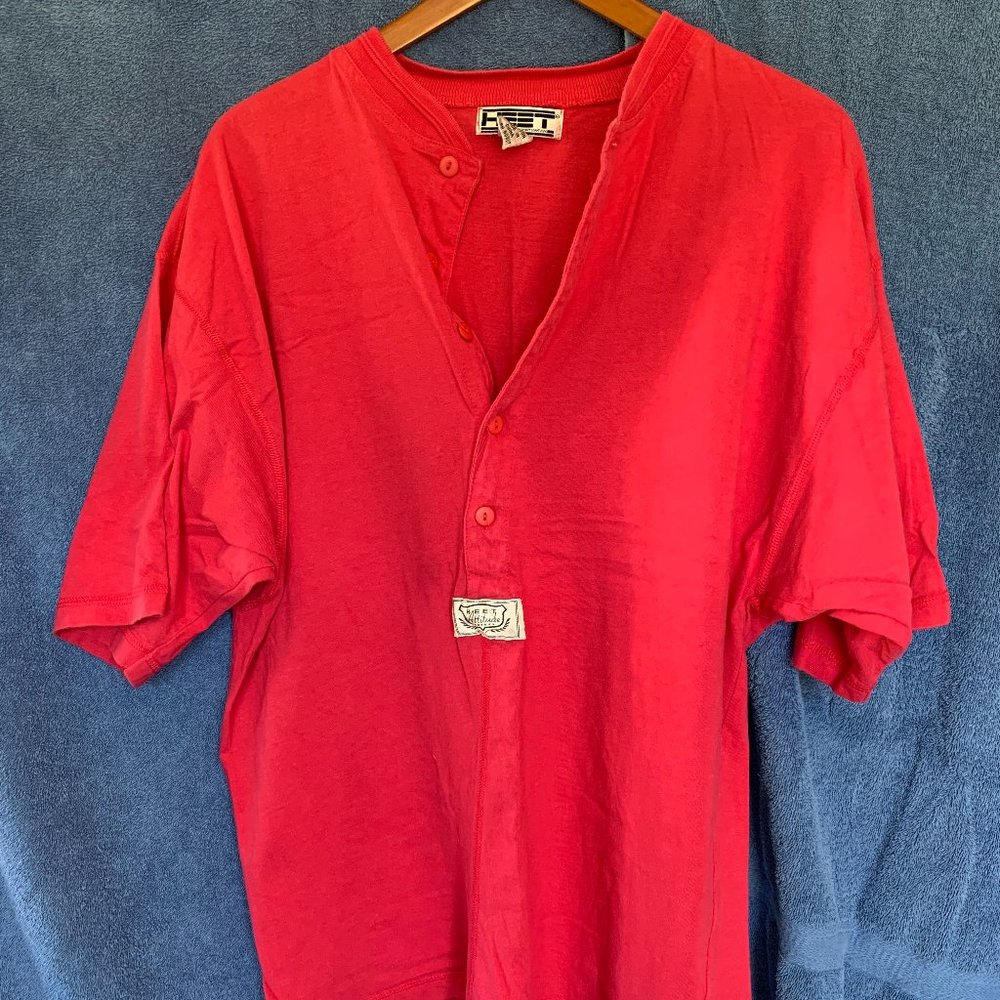 Men Medium henley short sleeve shirt in red